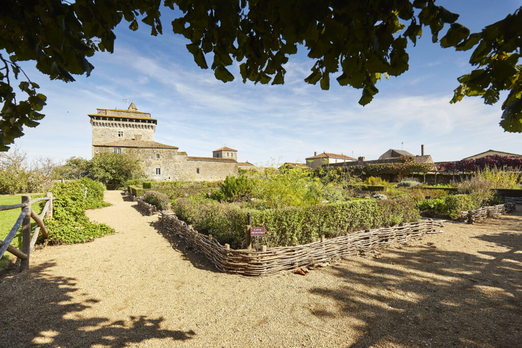 Jardin médiéval au donjon de Bazoges en Pareds