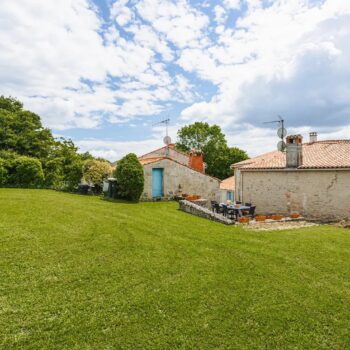 Extérieur gite de la Gravée - jardin vue sur le gite